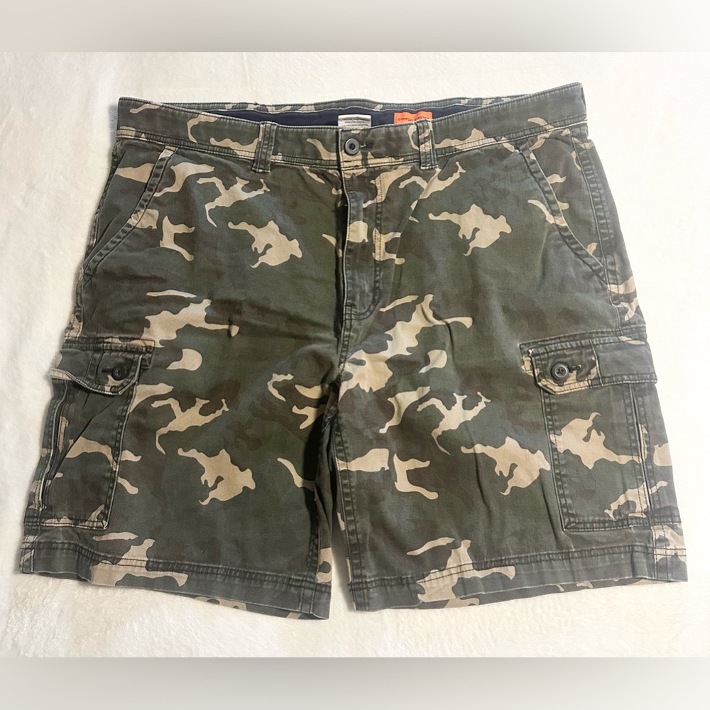 Men’s camouflage cargo shorts size 44 St. John’s bay comfort stretch